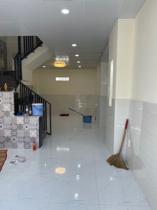 NGAY KHU DÂN CƯ HỒNG LONG THỦ ĐỨC - SÁT MẶT TIỀN - NGANG CHUẨN 5M - XE HƠI ĐẬU SÁT NHÀ - KHU PHÂN LÔ VIP
