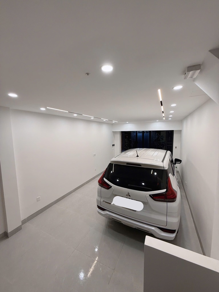 Đường trước nhà 2 oto tránh nhau. Đã lắp full nội thất. 7 Tầng thang máy nhập khẩu 450kg . Chỉ sẵn đồ về ở luôn