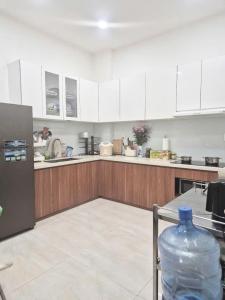 TÂN PHÚ- NHÀ 2 MT TRƯỚC SAU - NHÀ 2 TẦNG KIÊN CỐ- XH NGỦ NHÀ- 65M2- NHÀ CÓ DÒNG TIỀN VỪA CHO THUÊ VỪA TỰ KD GIẶT ỦI- NHỈNH 6 TỶ
