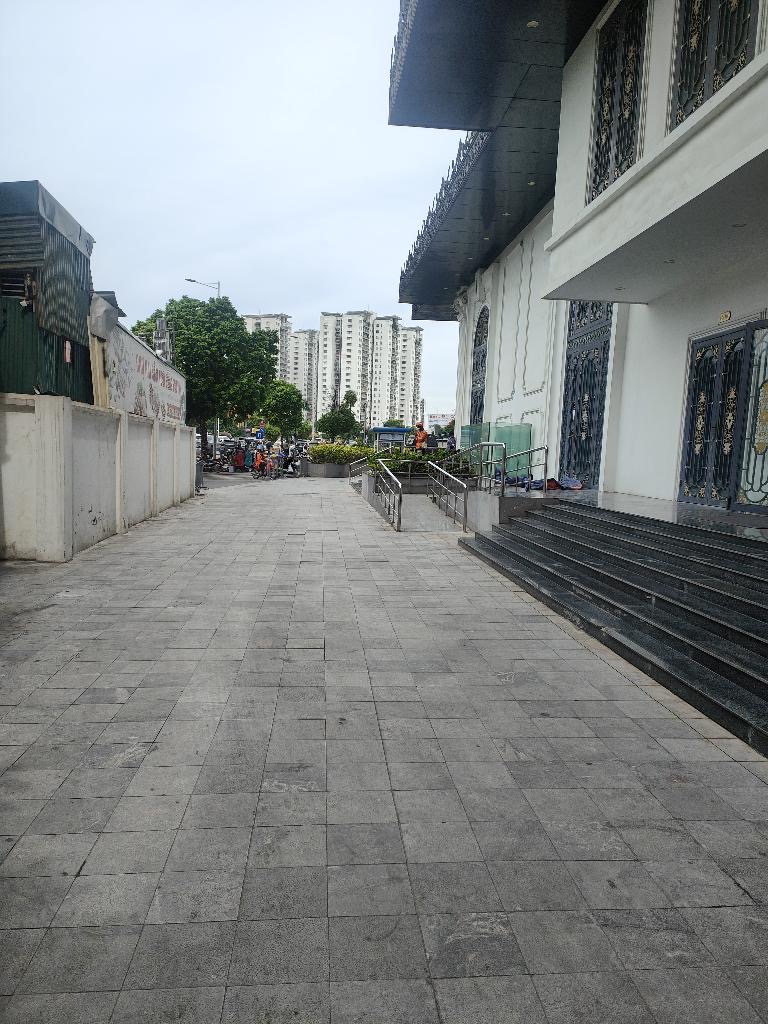 BÁN SÀN THƯƠNG MẠI - PHÙ HỢP VĂN PHÒNG CÔNG TY