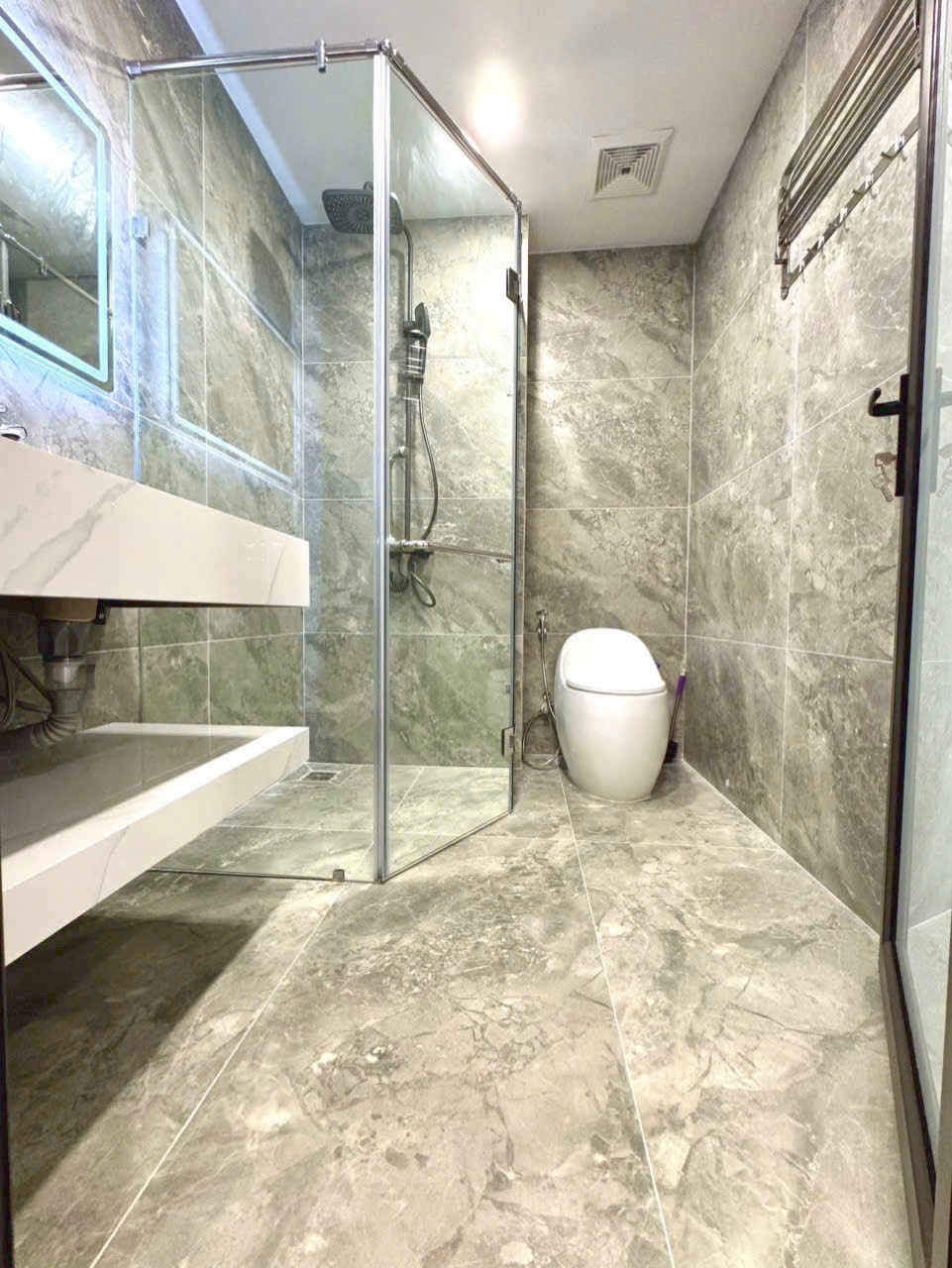 Bán nhà đẹp mới xây 6 tầng, cầu thang máy xịn xò,giá 8 tỷ có thương lượng