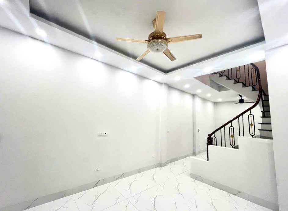 LĨNH NAM HOÀNG MAI, NHÀ MỚI, Ô TÔ ĐỖ CỔNG 5.75T
