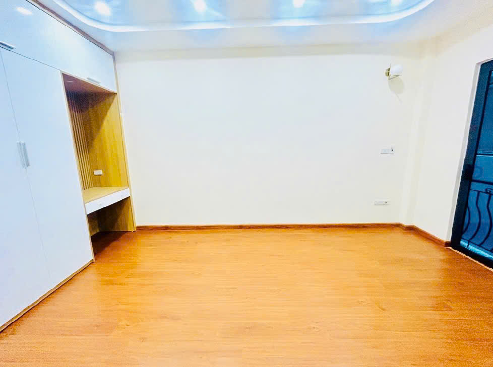 LĨNH NAM HOÀNG MAI, NHÀ MỚI, Ô TÔ ĐỖ CỔNG 5.75T