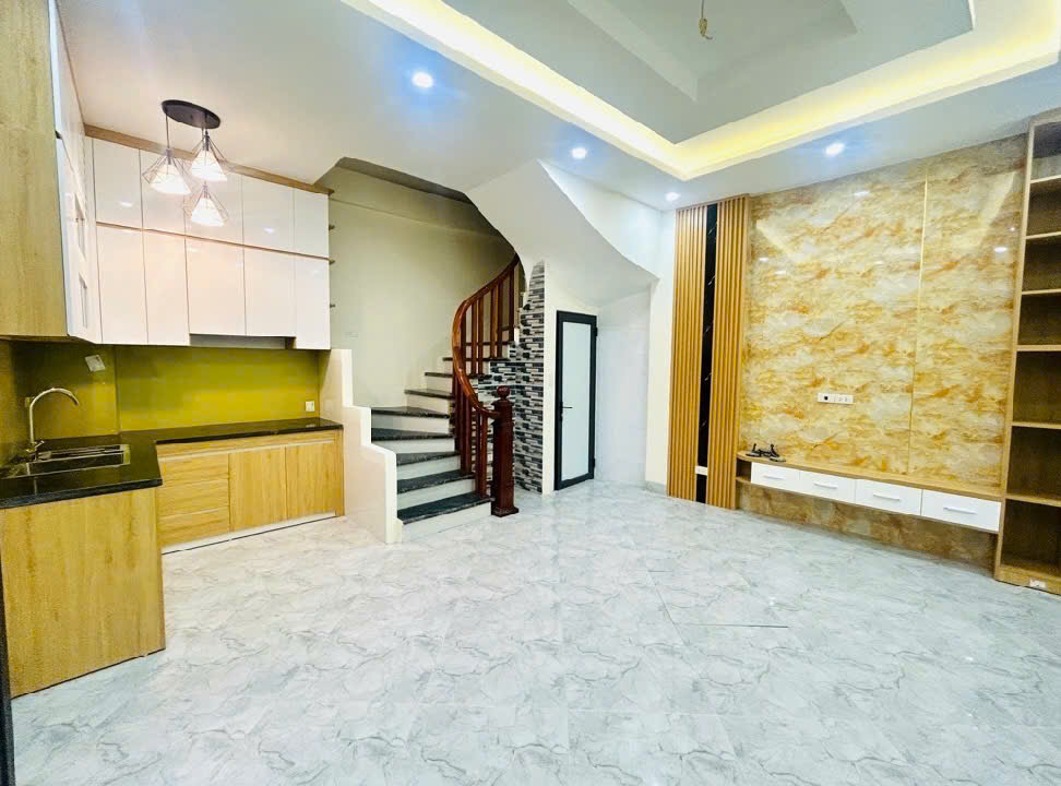 LĨNH NAM HOÀNG MAI, NHÀ MỚI, Ô TÔ ĐỖ CỔNG 5.75T