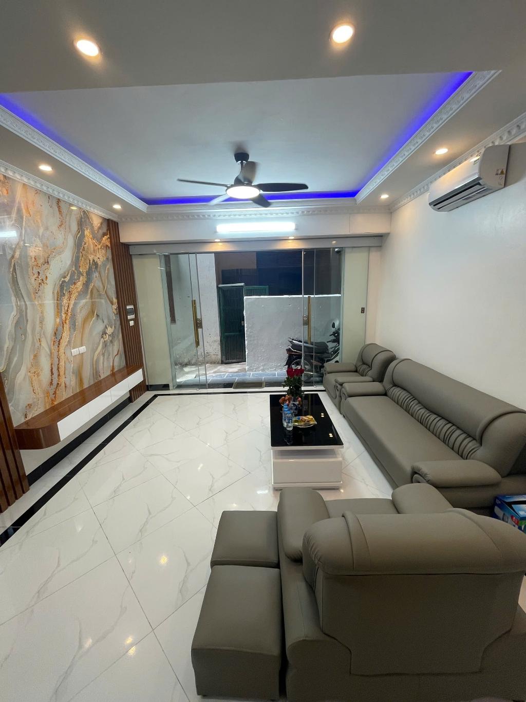 Bán nhà Xuân Đỉnh,Bắc Từ Liêm,5 tầng mt 4.5m chỉ 6.x tỷ,ngõ thông,gần phố,full nội thất