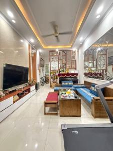 Cực hiếm - Chỉ 7.4 tỷ có nhà Lạc Long Quân - Lô góc - Ô tô dừng đỗ - kinh doanh