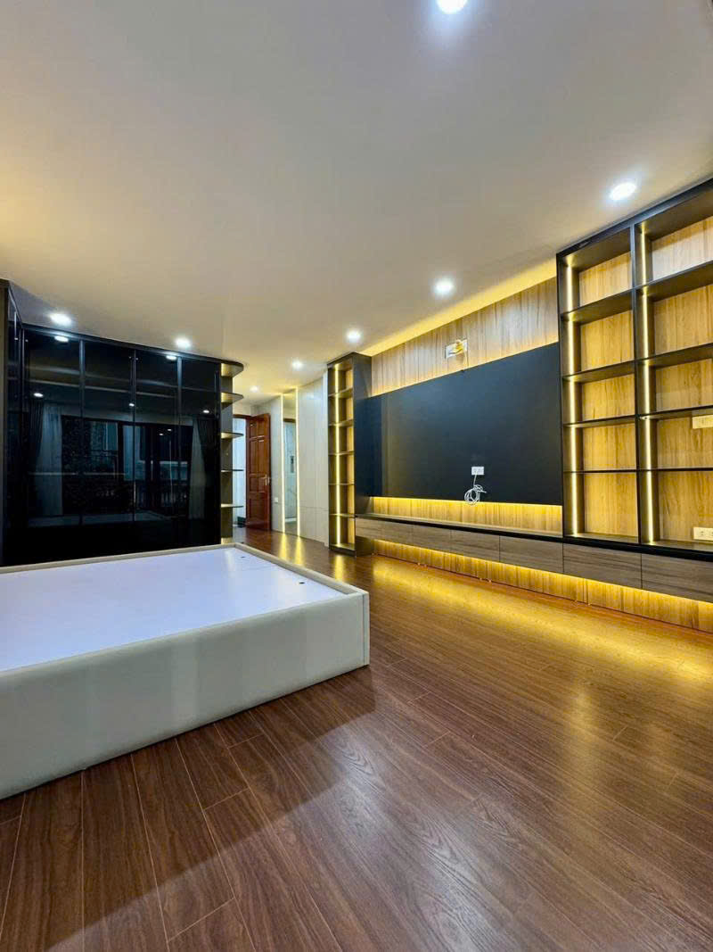 Nhà đẹp Nguyễn Khánh Tòan 48 m2 Thang máy  ô tô đỗ cửa GIÁ 12.2 tỷ