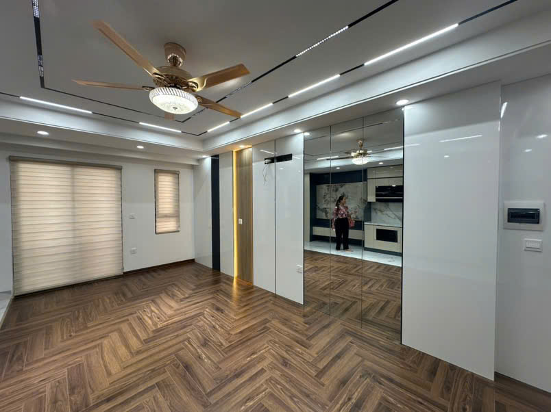 NHÀ PHỐ HOÀNG QUỐC VIỆT 65M2 PHÂN LÔ QUÂN ĐỘI Ô TÔ ĐỖ TRONG NHÀ 12.5 Tỉ