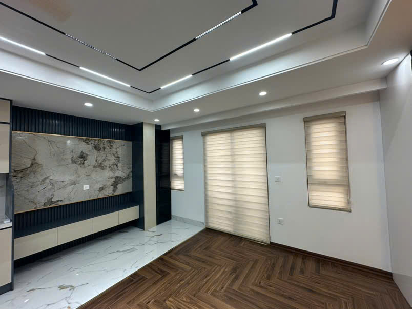 NHÀ PHỐ HOÀNG QUỐC VIỆT 65M2 PHÂN LÔ QUÂN ĐỘI Ô TÔ ĐỖ TRONG NHÀ 12.5 Tỉ