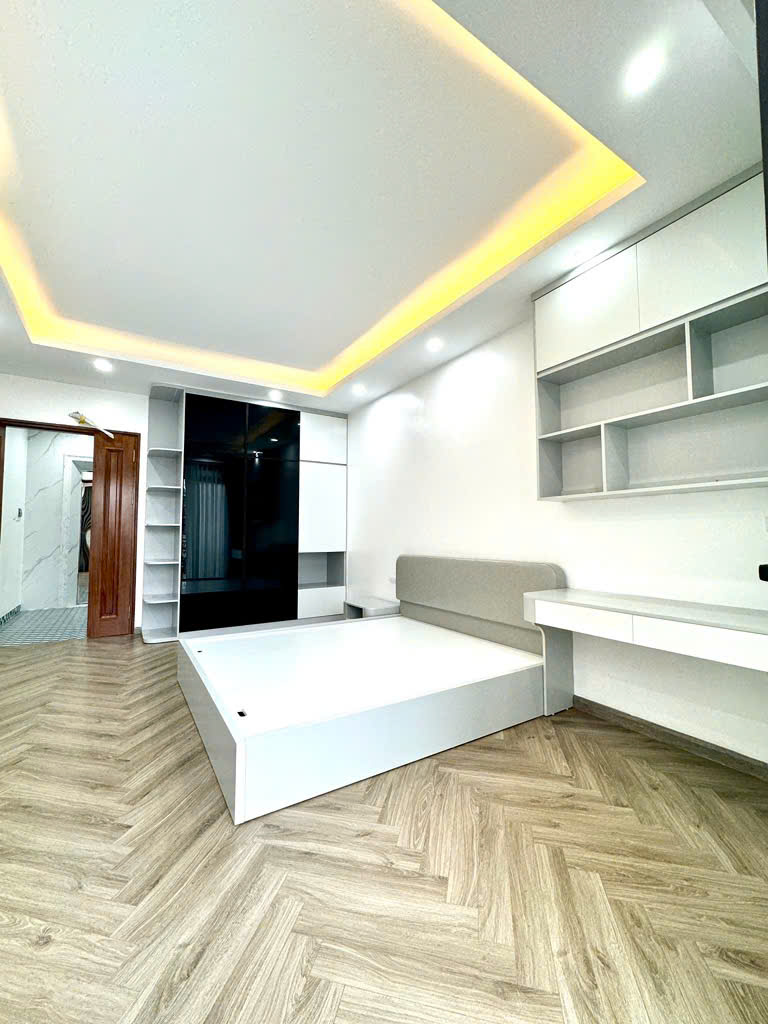 Nhà phố Trần Quốc Hoàn 50m2 phân lô quân đội ô tô đỗ trong nhà 11.8  tỷ