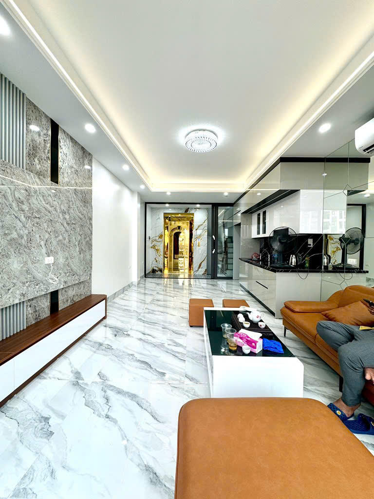 Nhà phố Trần Quốc Hoàn 50m2 phân lô quân đội ô tô đỗ trong nhà 11.8  tỷ