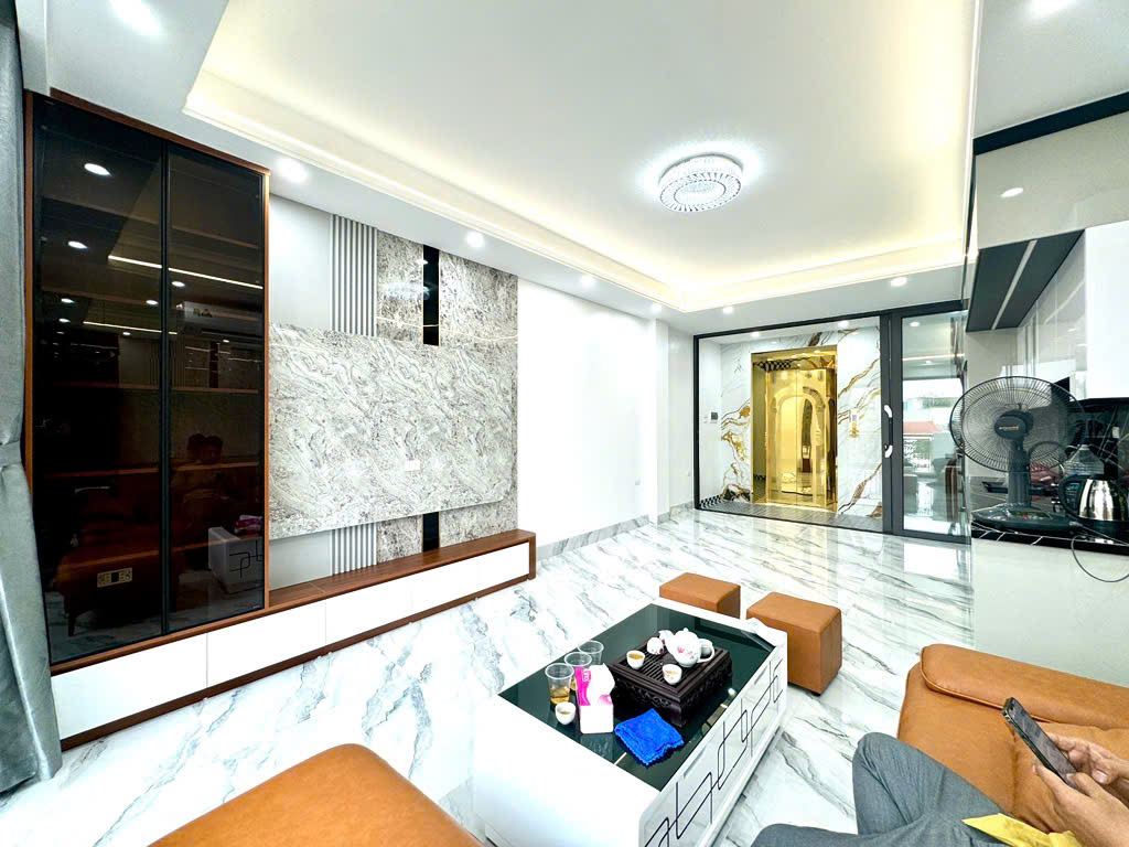Nhà phố Trần Quốc Hoàn 50m2 phân lô quân đội ô tô đỗ trong nhà 11.8  tỷ