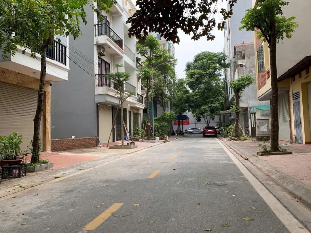 Mặt ngõ thông, gần phố, ô tô 7 chỗ vào nhà, khu dân trí cao, gần trường, chợ.