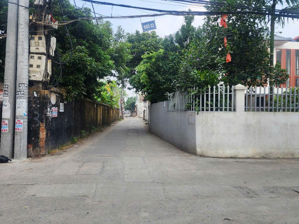 Mặt ngõ thông, gần phố, ô tô 7 chỗ vào nhà, khu dân trí cao, gần trường, chợ.