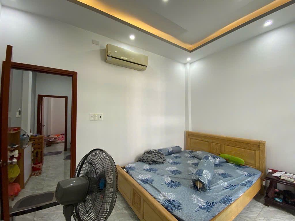 Bán nhà mới xây 3 tầng, 4.2x14m, chỉ hơn 5tỷ, có sân rộng trước nhà để oto