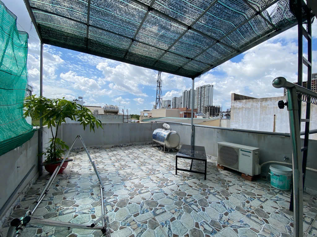 Bán nhà mới xây 3 tầng, 4.2x14m, chỉ hơn 5tỷ, có sân rộng trước nhà để oto