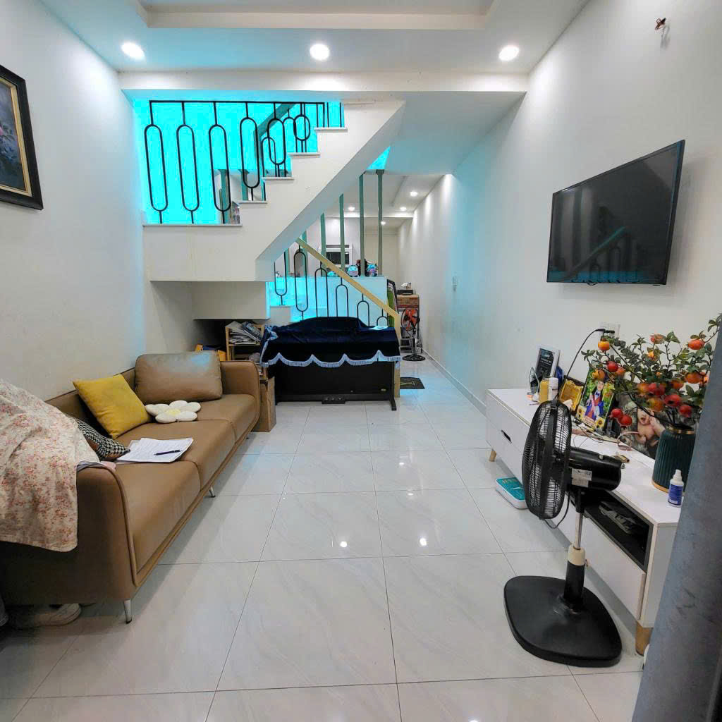 Bán nhà mới xây 2 tầng, 3.1x14m, NỞ  HẬU, chỉ hơn 4tỷ, có sân rộng trước nhà để oto