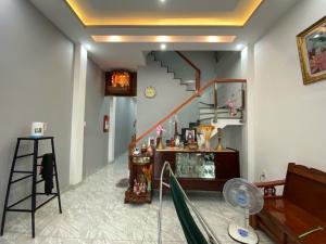 Bán nhà mới xây 3 tầng, 4.2x14m, chỉ hơn 5tỷ, có sân rộng trước nhà để oto