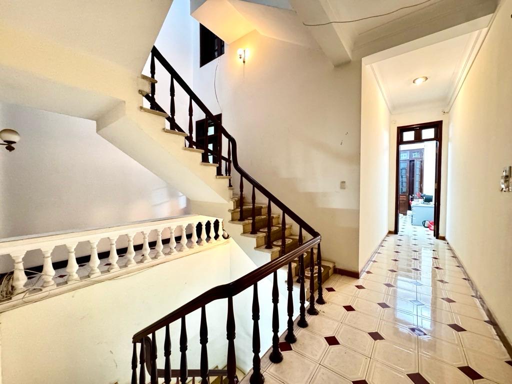 Bán nhà 23 tuổi, phân lô Trung Kính, 121m2,  363 triệu/m2. Nhà thiết kế đơn giản, đẹp, đủ chỗ cho gia đình 03 thế hệ.