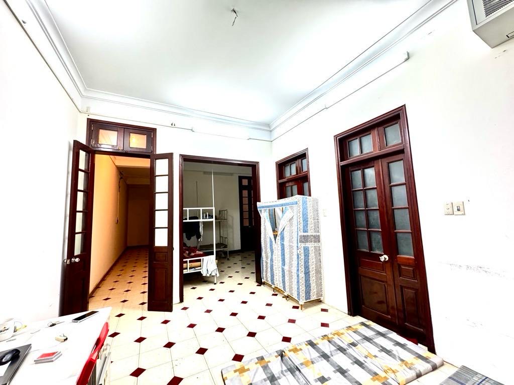 Bán nhà 23 tuổi, phân lô Trung Kính, 121m2,  363 triệu/m2. Nhà thiết kế đơn giản, đẹp, đủ chỗ cho gia đình 03 thế hệ.