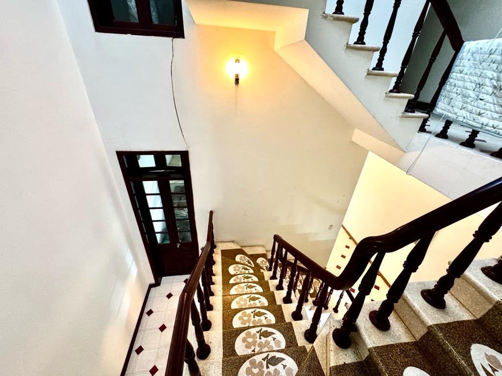Bán nhà 23 tuổi, phân lô Trung Kính, 121m2,  363 triệu/m2. Nhà thiết kế đơn giản, đẹp, đủ chỗ cho gia đình 03 thế hệ.