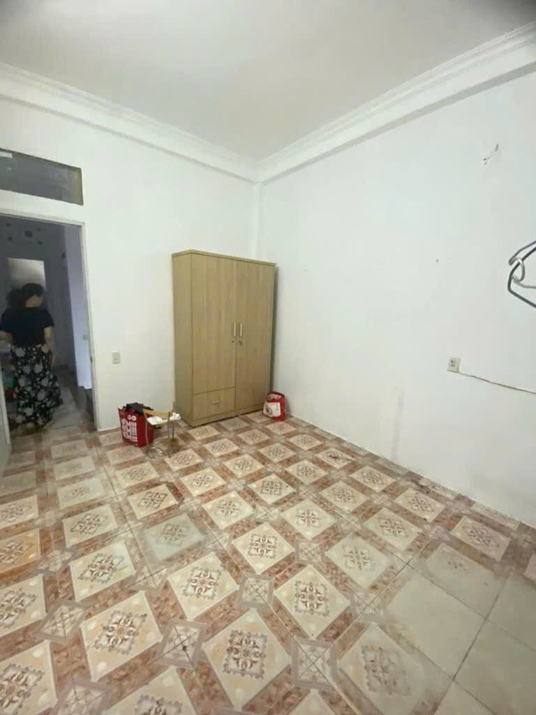 Bán nhà Phân lô Mạc Thái Tổ, 40m2, 4 tầng, 15 tỷ, nhiều mặt thoáng, mặt đường ô tô tránh.