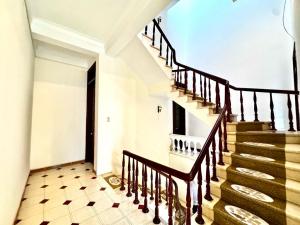 Bán nhà 23 tuổi, phân lô Trung Kính, 121m2, 363 triệu/m2. Nhà thiết kế đơn giản, đẹp, đủ chỗ cho gia đình 03 thế hệ.