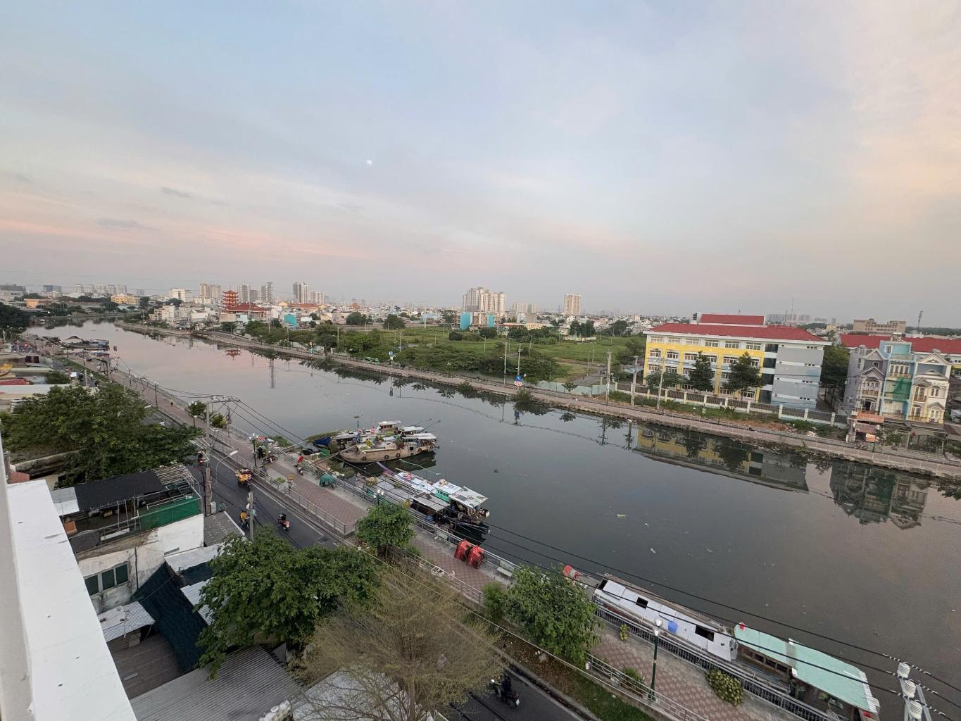 GẦN VÕ VĂN KIỆT, TÒA NHÀ 8 TẦNG 20 PHÒNG + 1PENTHOUSE CHỈ 21TY LH 0941633163