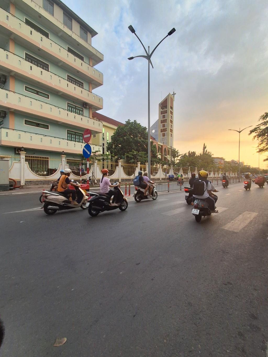 NHÀ CÓ THANG MÁY, ĐANG CHO THUÊ 17 PHÒNG Đ. PHẠM HÙNG 6 TẦNG DT 89M2  CHỈ 17,9TY TL - LH 0941633163