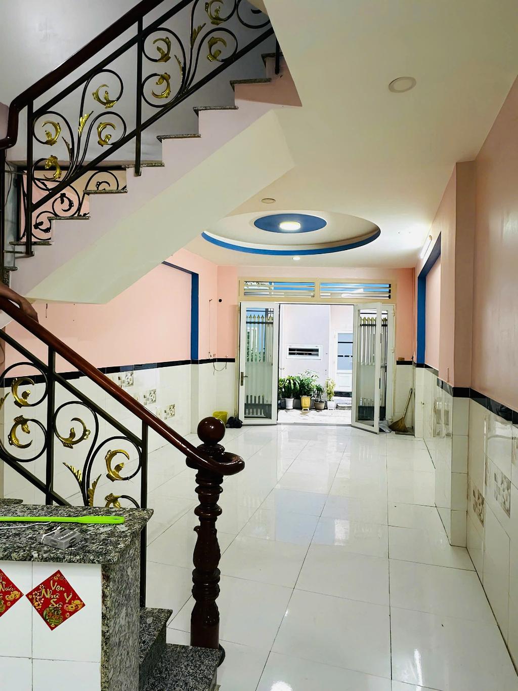 TÌM ĐÂU RA NGAY TỈNH LỘ 10-XE HƠI NGỦ TRONG NHÀ - 3 TẦNG ĐÚC KIÊN CỐ -115M2 CHỈ NHÍCH 5 TỎI...