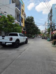 Mô tả: -Vị trí: hẻm xe hơi vào nhà , thuận tiện di chuyển Tên Lửa, Võ Văn Kiệt. -Diện tích: 4x15m, sổ vuông A4, công nhận đủ- Kết cấu: 1 trệt 3 lầu, nhà mới xây tặng full nội thất Châu Âu -hiểm toàn nhà đẹp 3-4 tầng -dân trí cao xung quanh yên tĩnh