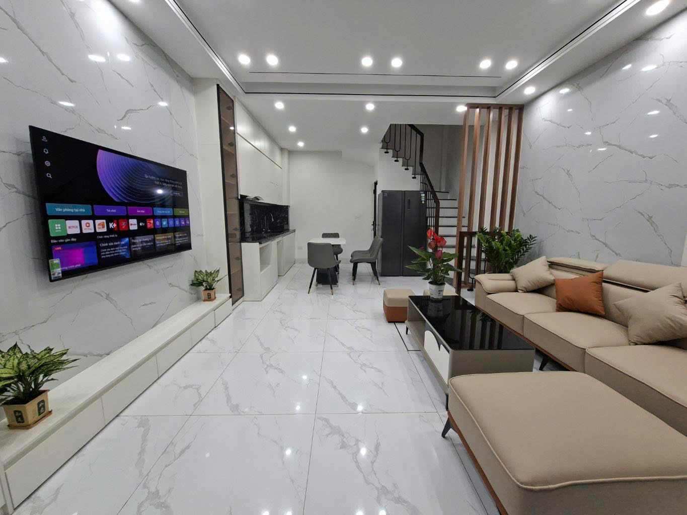 Nhà cực đẹp - Phố Trạm - 40m2 - full nội thất - hơn 7 tỷ