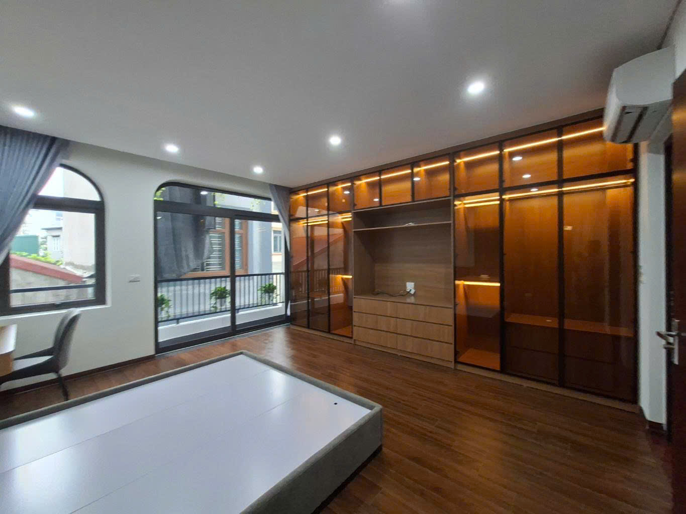 Nhà cực đẹp - Phố Trạm - 40m2 - full nội thất - hơn 7 tỷ