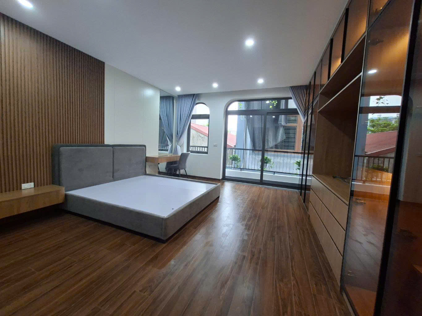 Nhà cực đẹp - Phố Trạm - 40m2 - full nội thất - hơn 7 tỷ