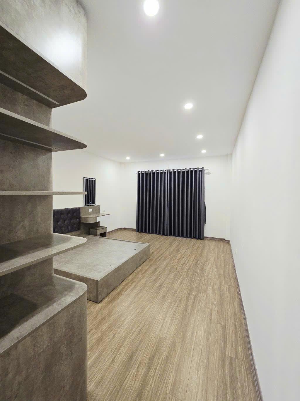 Thạch Bàn - Thang máy - Gara ô tô - 8.4 t.ỷ