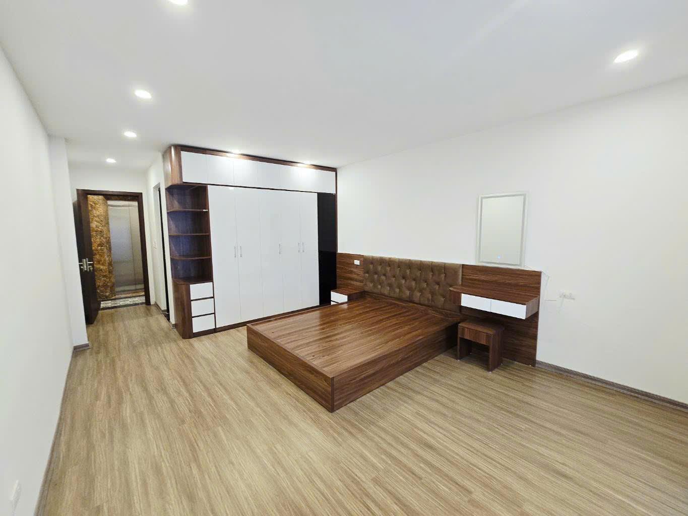 Thạch Bàn - Thang máy - Gara ô tô - 8.4 t.ỷ