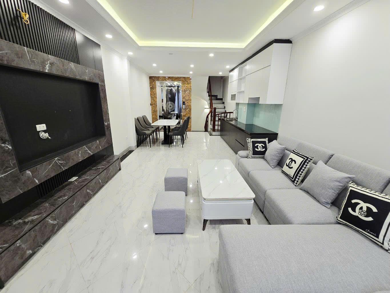Thạch Bàn - Thang máy - Gara ô tô - 8.4 t.ỷ