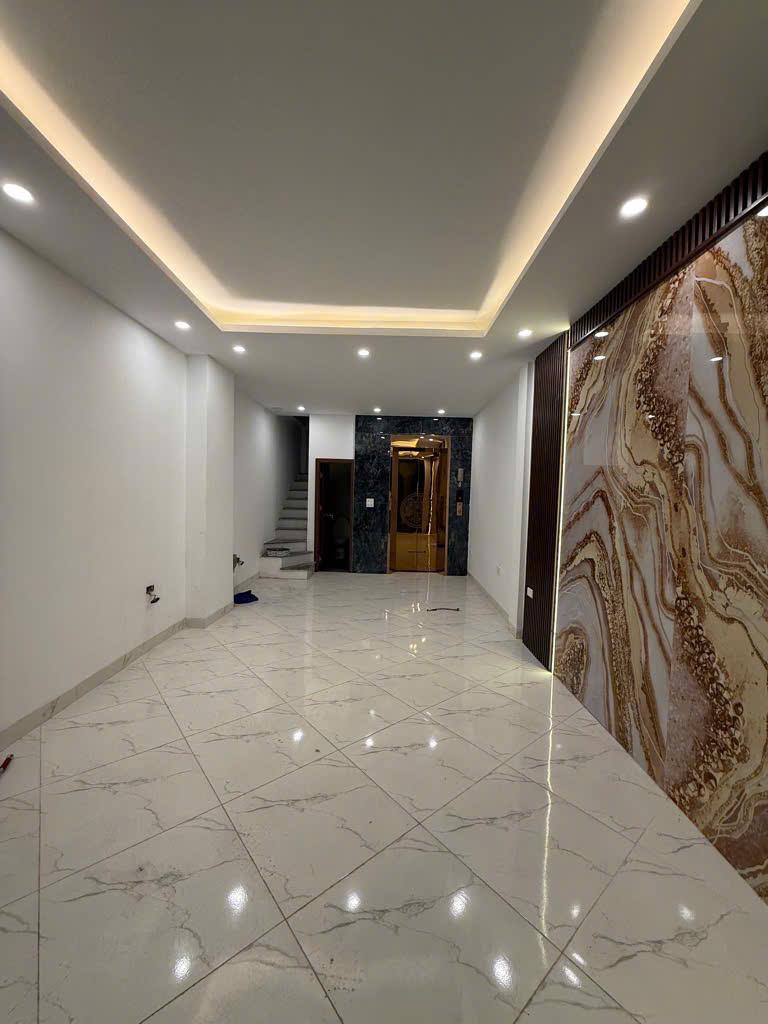Phố Trạm - Thang máy - Ô tô 16 chỗ thông - chỉ 8.8 tỷ