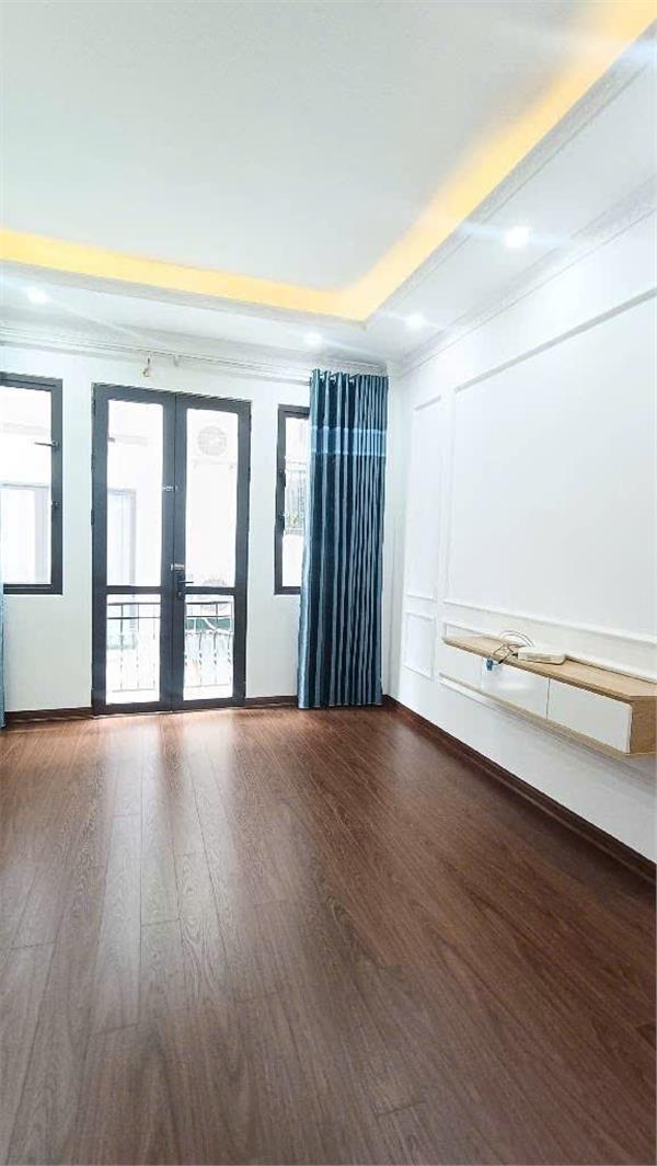 Hơn 5 tỷ - Nhà Thạch Bàn - Ô tô đỗ cổng