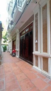 Hơn 5 tỷ - Nhà Thạch Bàn - Ô tô đỗ cổng