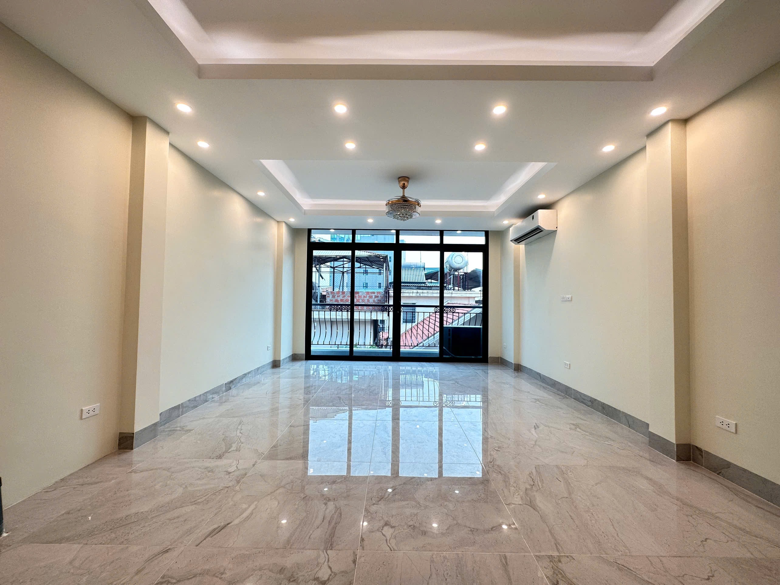 Bán nhà Chùa Láng, ô tô đỗ cửa, thiết kế hiện đại, thang máy nhập: 51m2, 7 Tầng, MT 4.7m, chỉ 16 tỷ