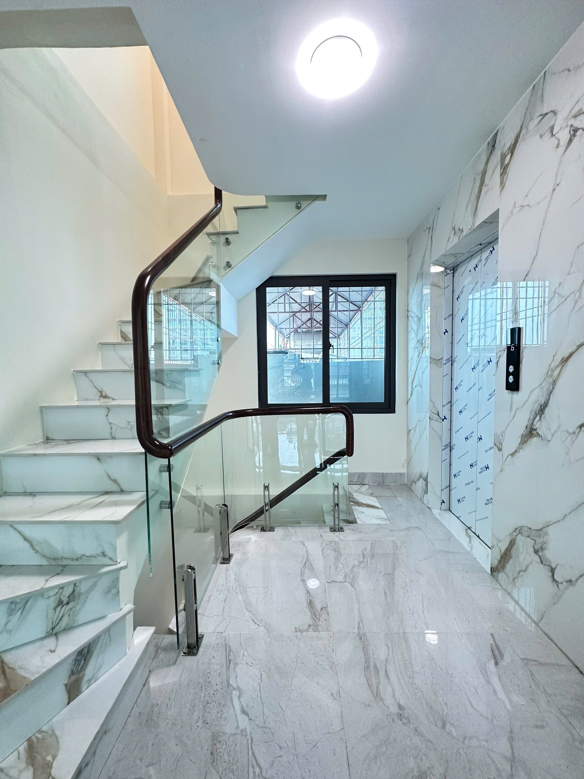 Bán nhà Chùa Láng, ô tô đỗ cửa, thiết kế hiện đại, thang máy nhập: 51m2, 7 Tầng, MT 4.7m, chỉ 16 tỷ