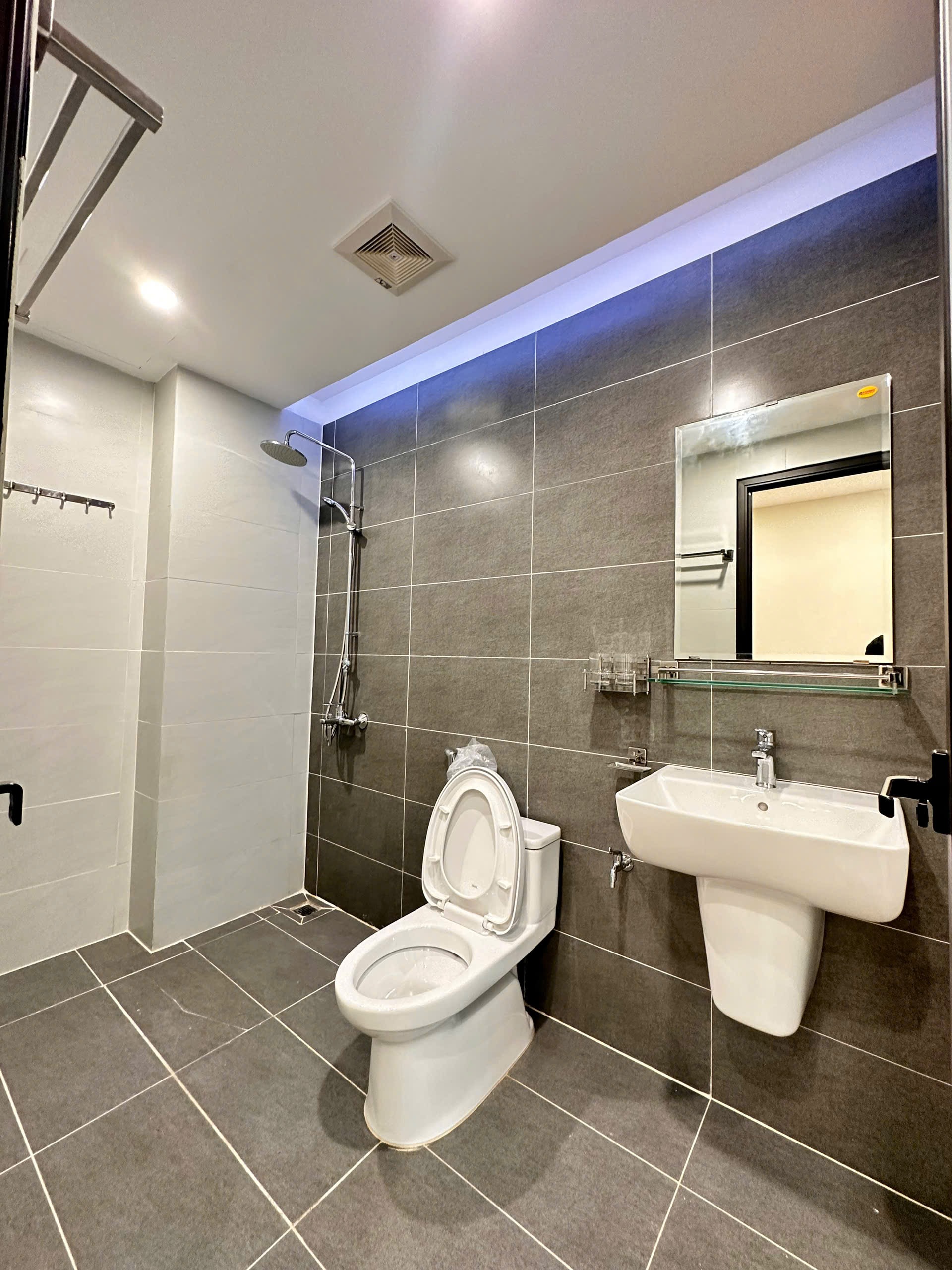 Bán nhà Chùa Láng, ô tô đỗ cửa, thiết kế hiện đại, thang máy nhập: 51m2, 7 Tầng, MT 4.7m, chỉ 16 tỷ