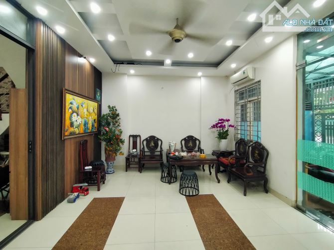 Bán nhà mặt phố Việt Hưng, 60m2, 5 tầng, gara, thang máy, 14 tỷ.