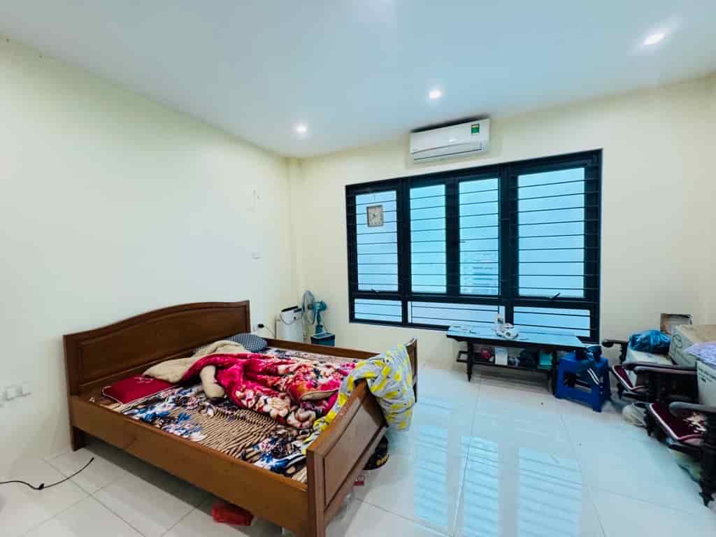 Bán nhà mặt ngõ Đức Giang 5 tầng, còn mới giá chỉ 4.9 tỷ