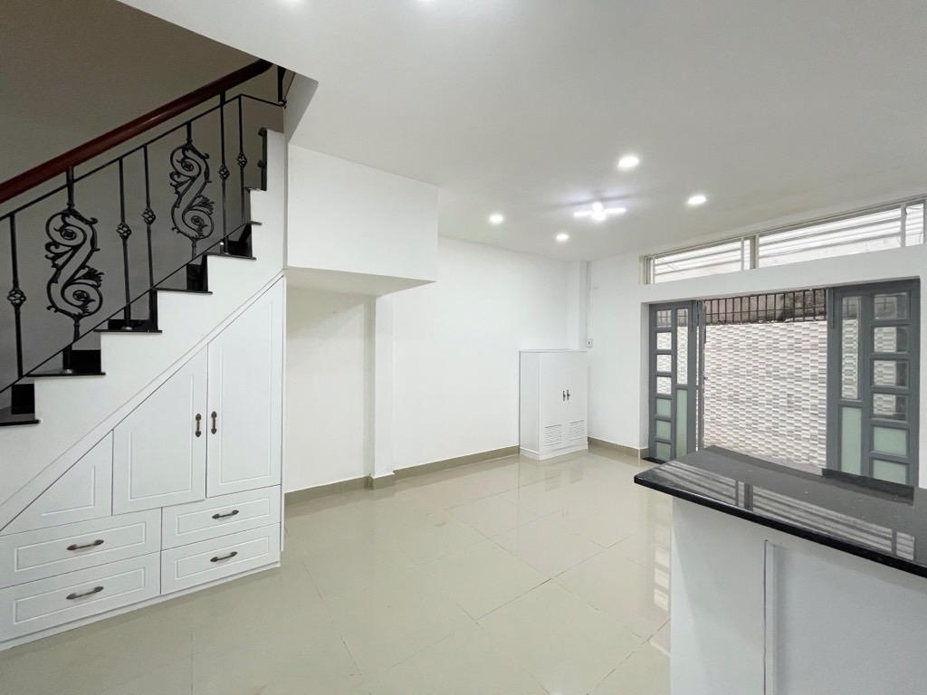 Bán Nhà Ngang Lớn Quận Phú Nhuận
