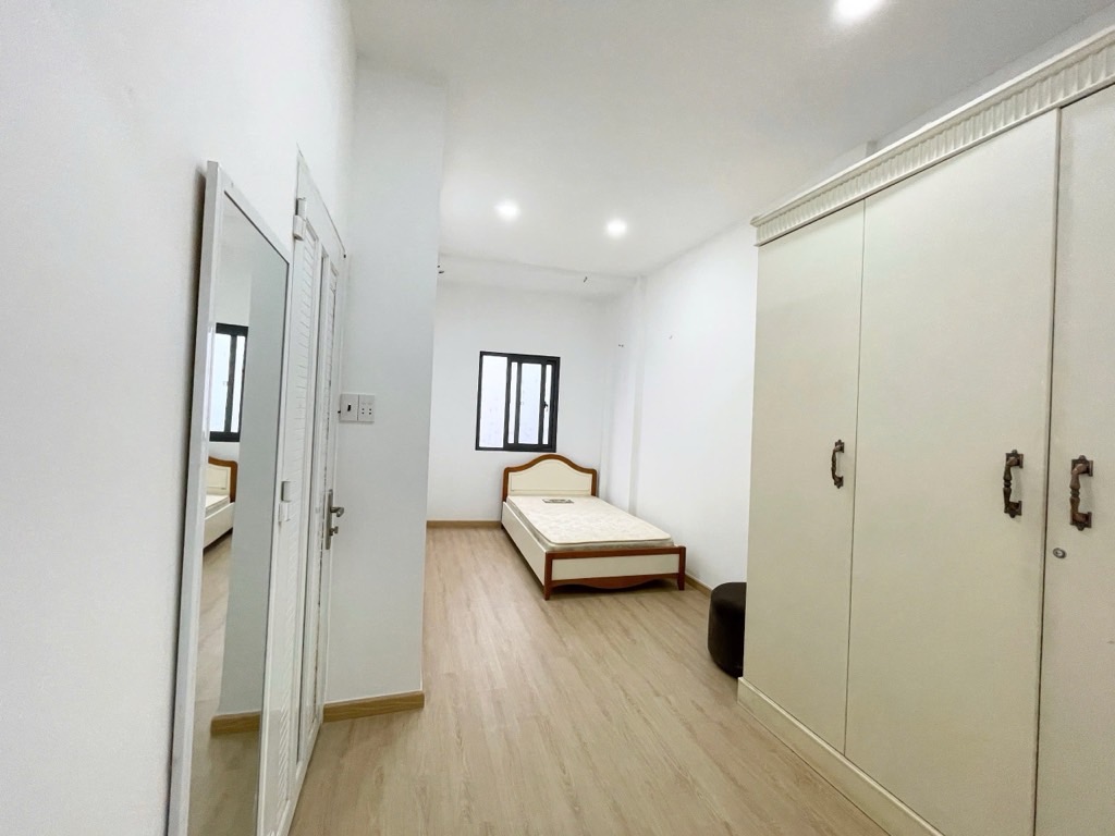 Bán Nhà Ngang Lớn Quận Phú Nhuận