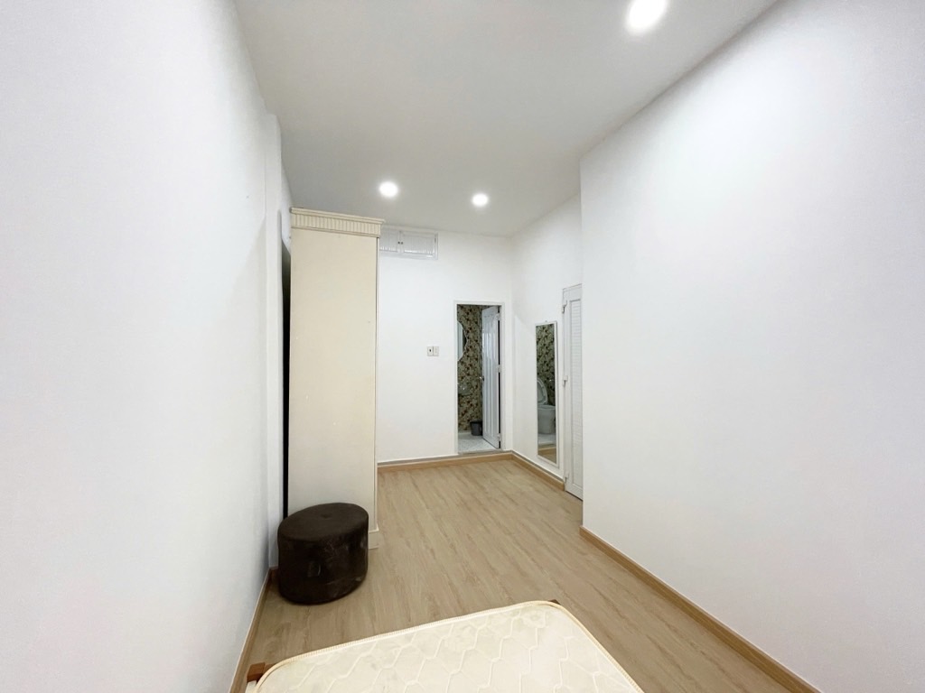 Bán Nhà Ngang Lớn Quận Phú Nhuận