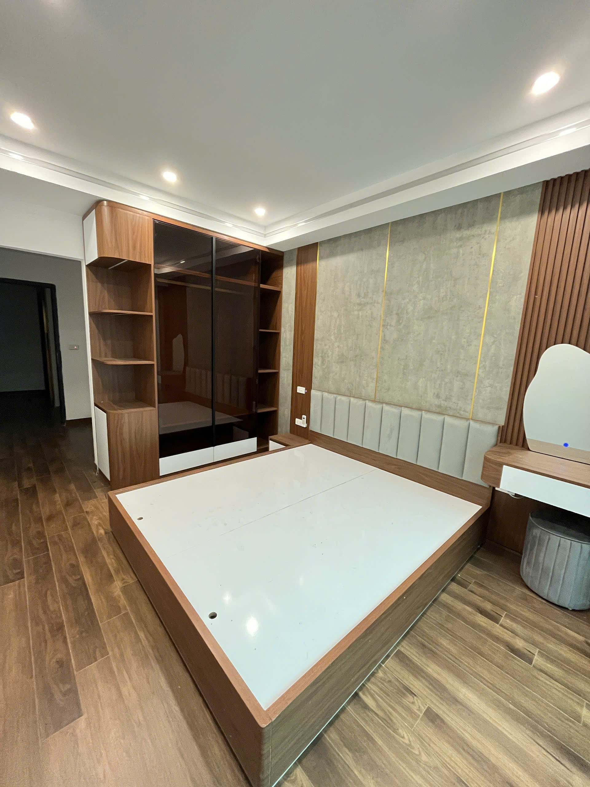 BÁN GẤP - NHÀ CỰC RẺ KIM GIANG - SĐCC NHỈNH 7 TỶ CẦU THANG MÁY CHẠY VÙ VÙ