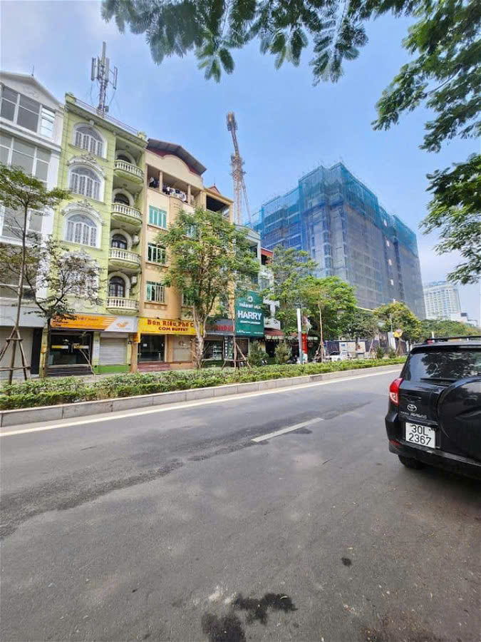 Cần bán gấp nhà phố Lạc Long Quân – Ô tô đỗ gần, an ninh đảm bảo, tiện ích bủa vây – Giá tốt nhỉnh